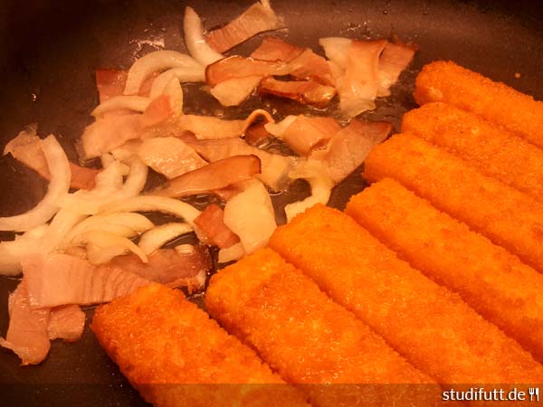 Fischstäbchen mit Speck und Zwiebeln